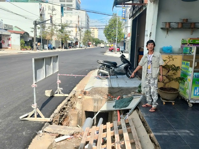 Hố Không Che Đậy Trước Cửa Nhà Dân