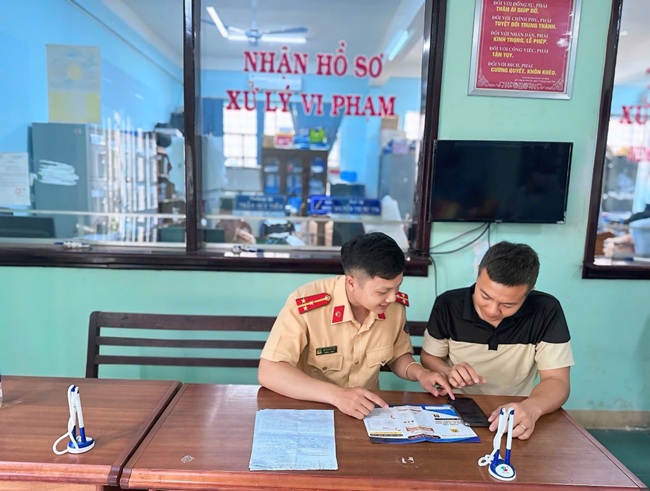 Người Dân Làm Việc Tại Cơ Quan Công An