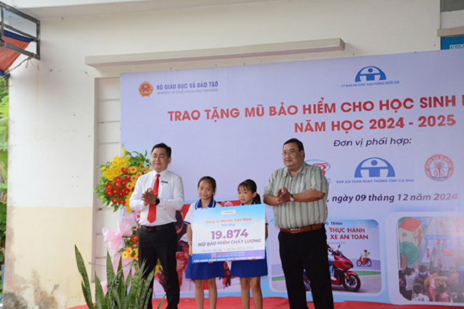 Tặng Mũ Bảo Hiểm Cho Học Sinh Lớp 1