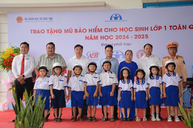 Tặng Mũ Bảo Hiểm Cho Học Sinh Lớp 1