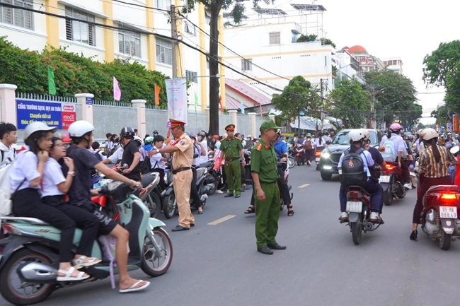 CSGT Điều Tiết Giao Thông Cổng Trường