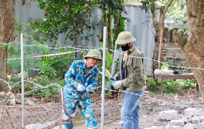 Dựng Rào Chắn Bảo Vệ Diện Tích Đất Cưỡng Chế