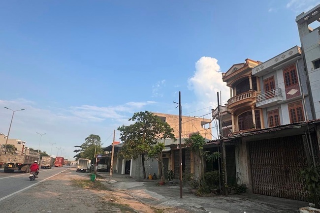 Đường Gom Qua Thị Trấn Lai Cách