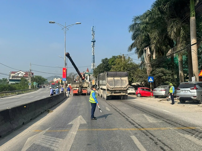 Đóng Điểm Mở Dải Phân Cách