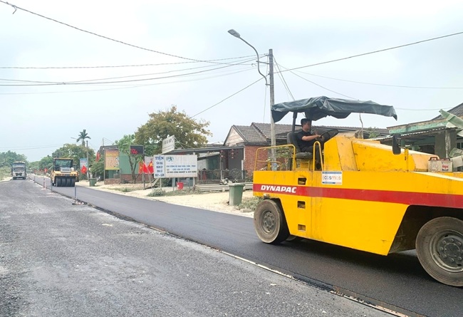 Thi Công Mặt Đường Quốc Lộ 14E