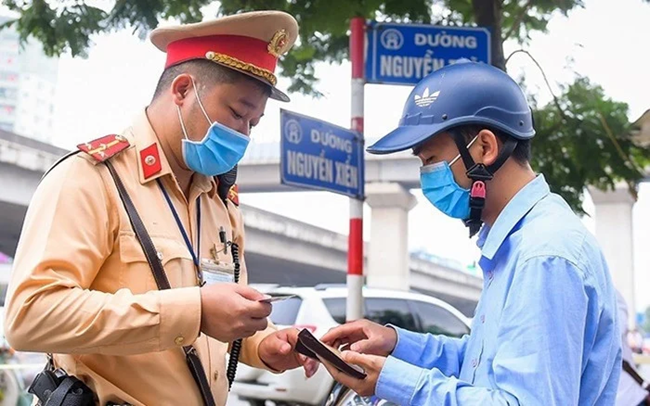 CSGT Kiểm Tra Giấy Tờ Xe