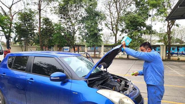 Đăng Kiểm Viên Kiểm Tra Xe