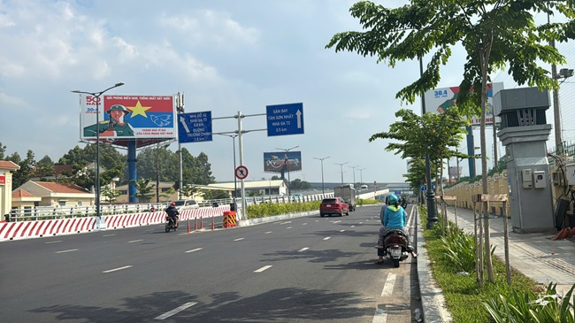 Bảng Chỉ Dẫn Tại Chân Cầu Vượt