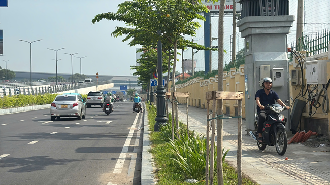 Xe Cộ Đi Sai Quy Định Trước Nhà Ga T3