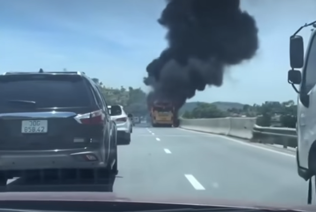 Cháy Xe Trên Cao Tốc Thanh Hóa