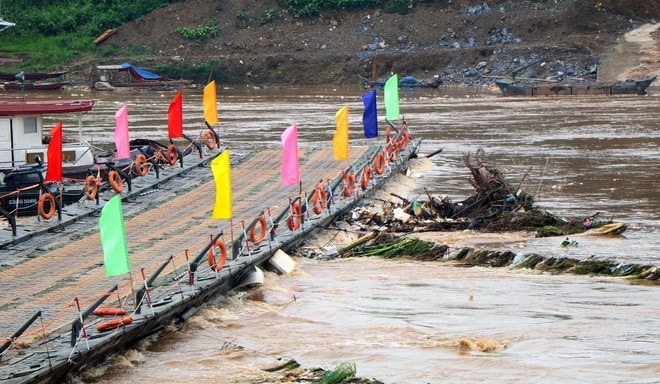 Đóng Cầu Phao Phong Châu Do Nước Lũ