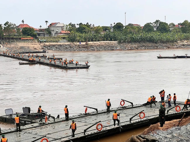 Cắt Cầu Phao Phong Châu