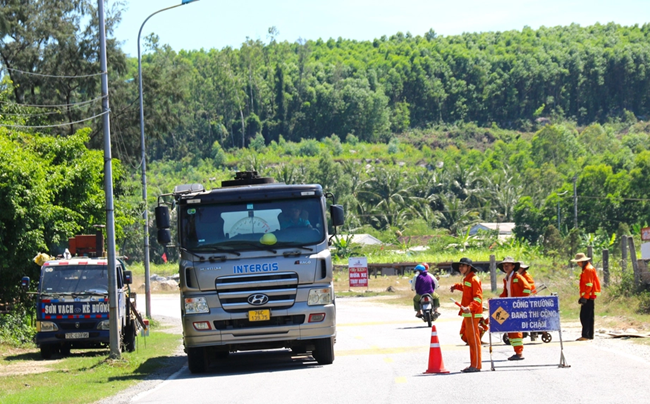 Sơn Vạch Giảm Tốc Nối Đường Quốc Lộ