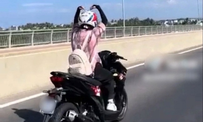 Buông Cả Hai Tay Khi Đi Xe Máy