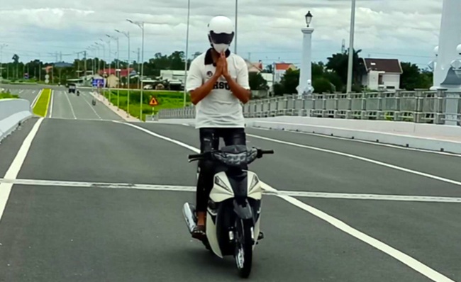 Buông Cả Hai Tay Khi Đi Xe Máy